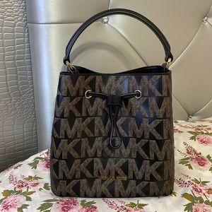 🖤Michael Kors🤎Suri Medium Bucket Messenger-Brown/Black